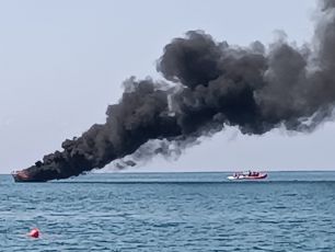 Genova, barca prende fuoco al largo di Multedo