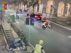 Chiavari: motociclista impenna per sfida davanti alla polizia, cinque denunce