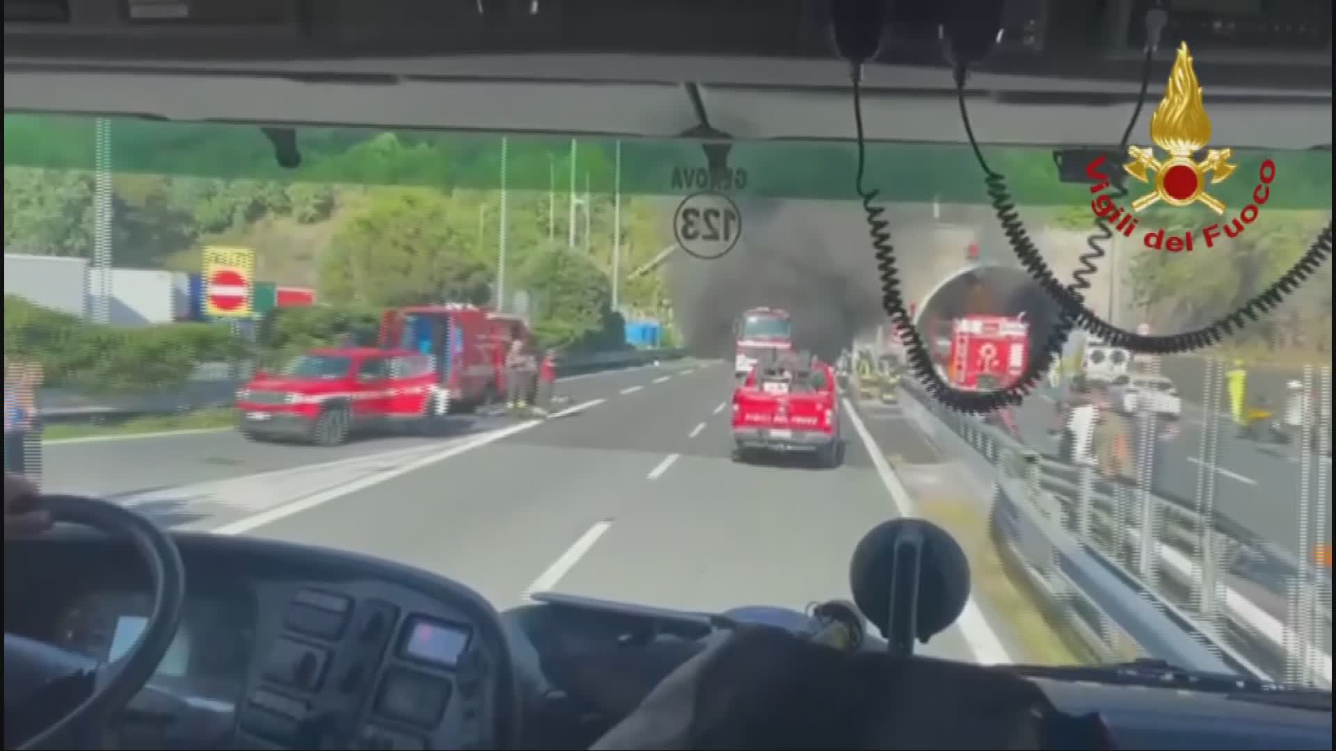 A12, dissequestrata la galleria dell'incendio: operai al lavoro, riapertura parziale alle 14