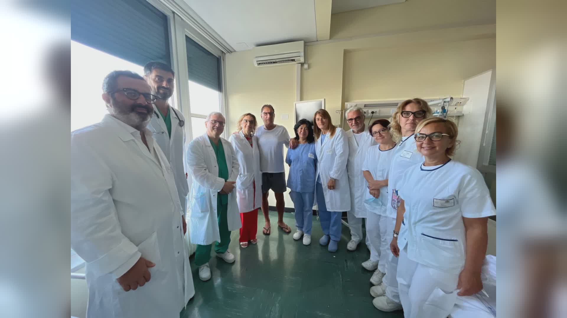 Incendio in A12: dimesso dal San Martino l'autista del pullman andato a fuoco, il saluto ai medici