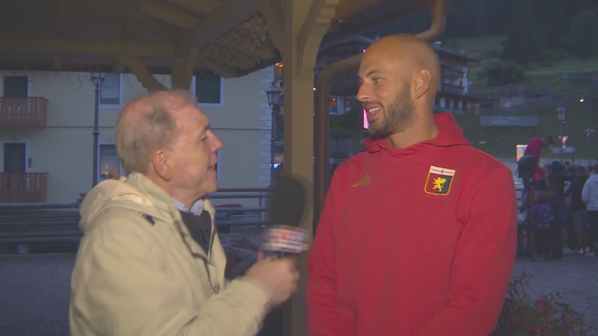 Genoa, Leali il pararigori si presenta e promuove gli occhiali stroboscopici: "Utili e divertenti"