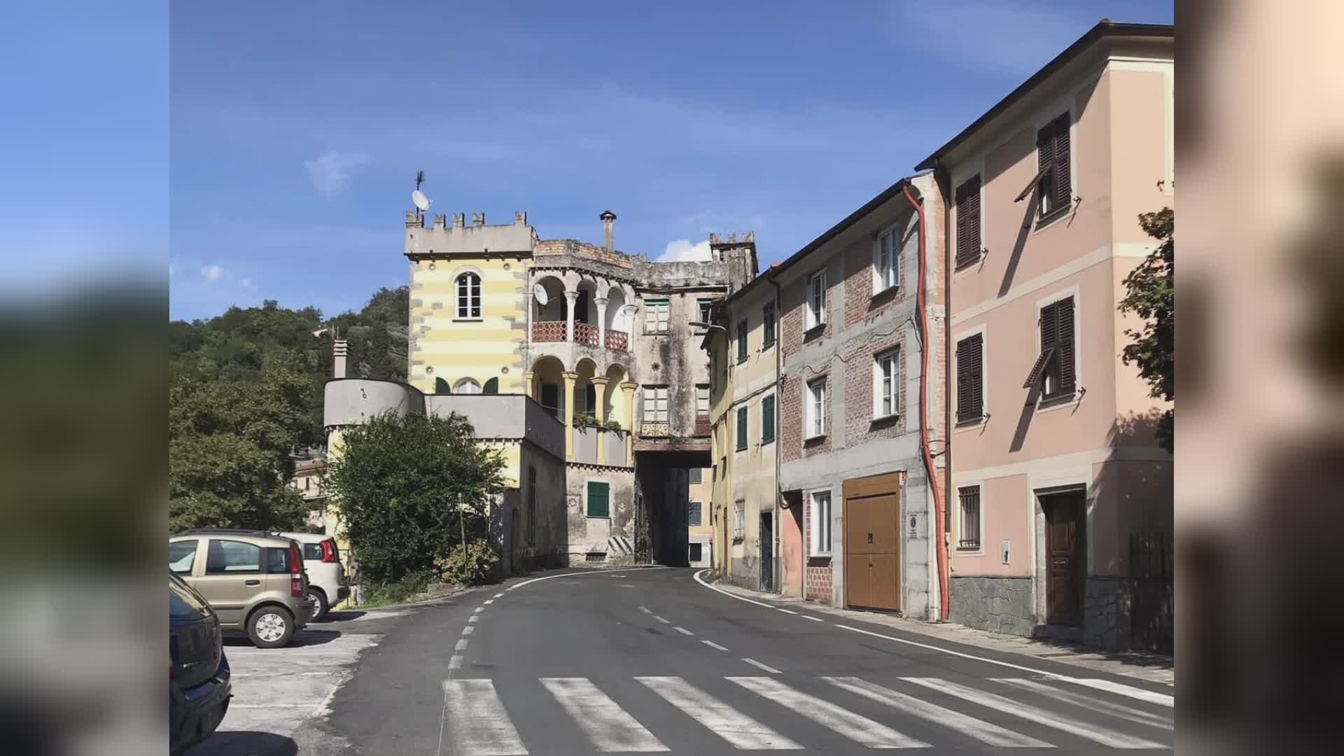 Borgonovo Ligure: cade a pezzi la "casa più pazza del mondo", rivoluzionato traffico per Val d'Aveto e Passo del Bocco