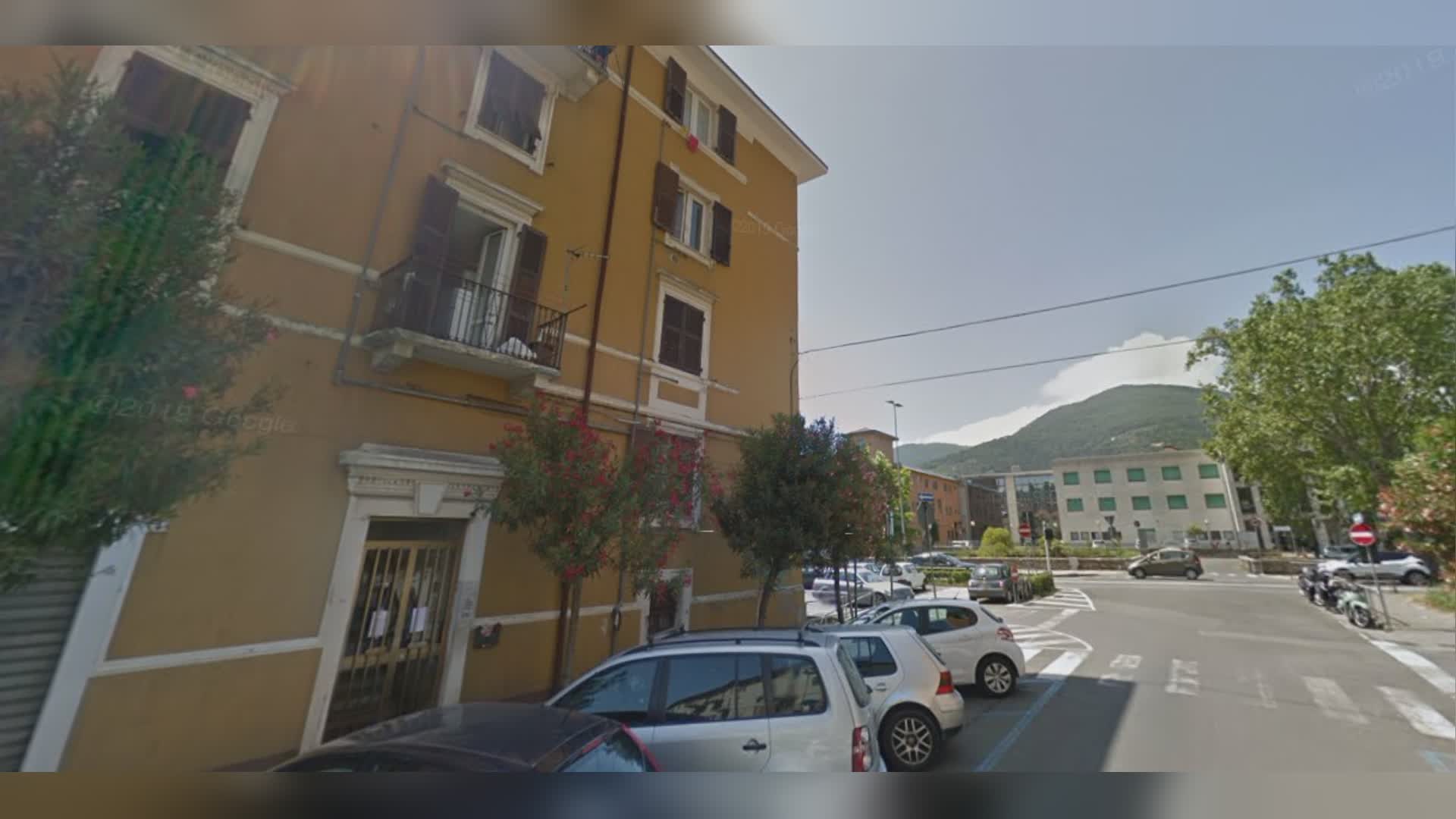 La Spezia, uomo di 44 anni accoltellato a morte: fermato un 24enne, s'indaga sul mondo della droga