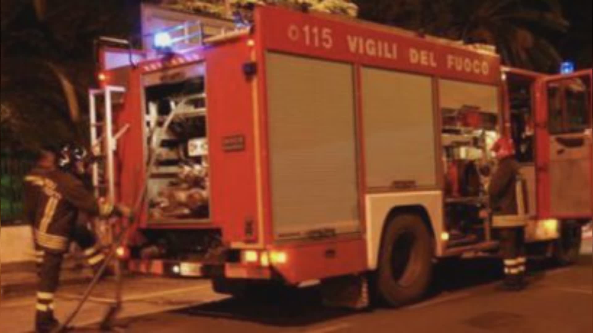 Ronco Scrivia, bruciano due baracche a Borgo Fornari: vigile del fuoco ricoverato per un colpo di calore