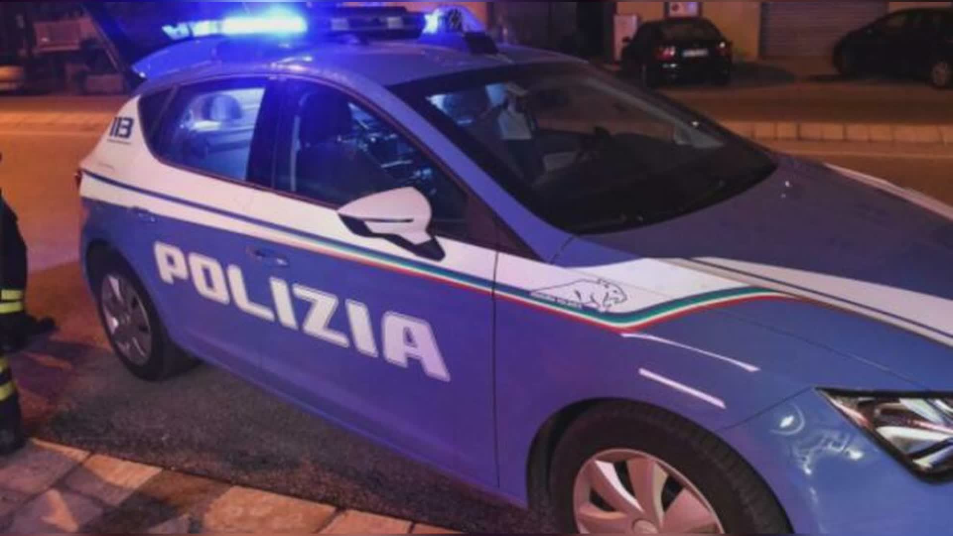 Genova, non lo vuole nel condominio e lo prende a colpi d'ascia: arrestato