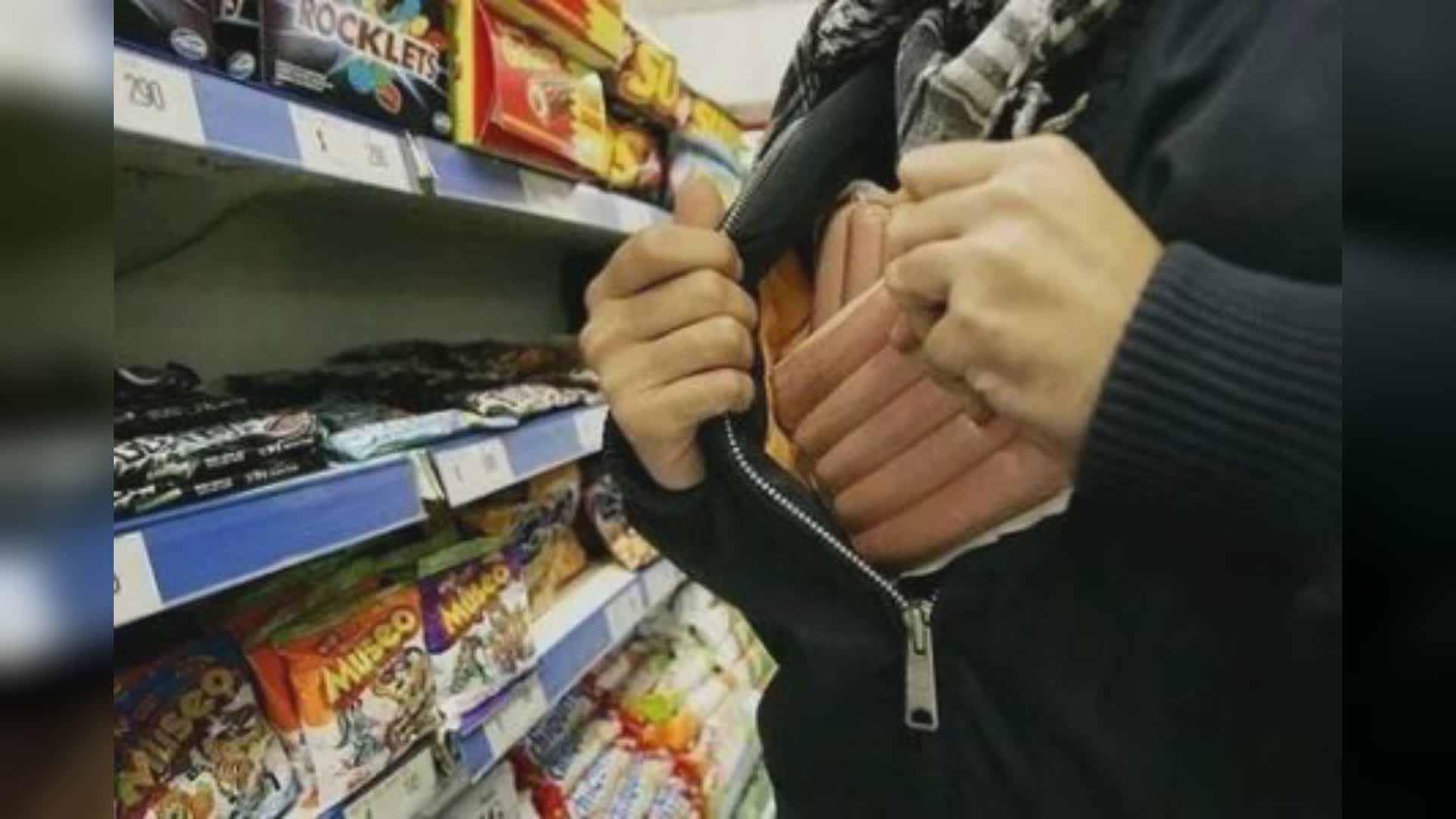 Genova, ruba in supermercato e malmena il titolare: arrestato