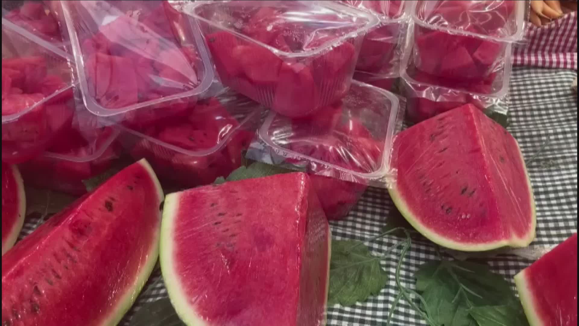 Alimentazione e caldo, l'esperta: "Bere oltre due litri d'acqua al giorno"