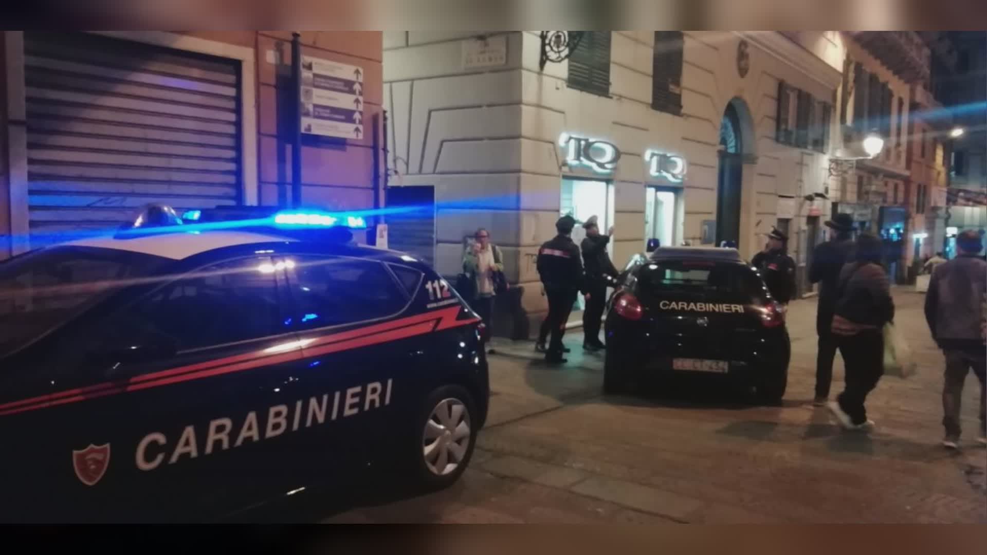 Genova, si denuda davanti ai carabinieri durante un controllo in un locale: denunciato