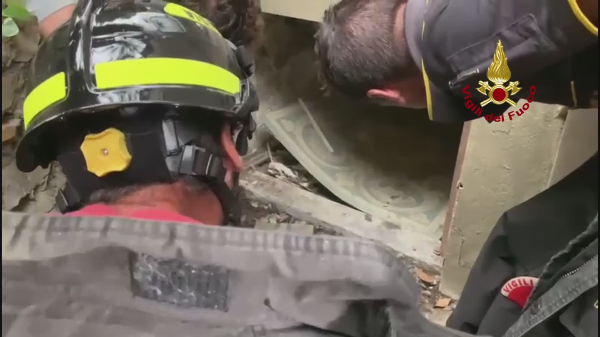 Genova, il temporale spaventa un pastore tedesco che cade in un pozzo: salvato dai vigili del fuoco