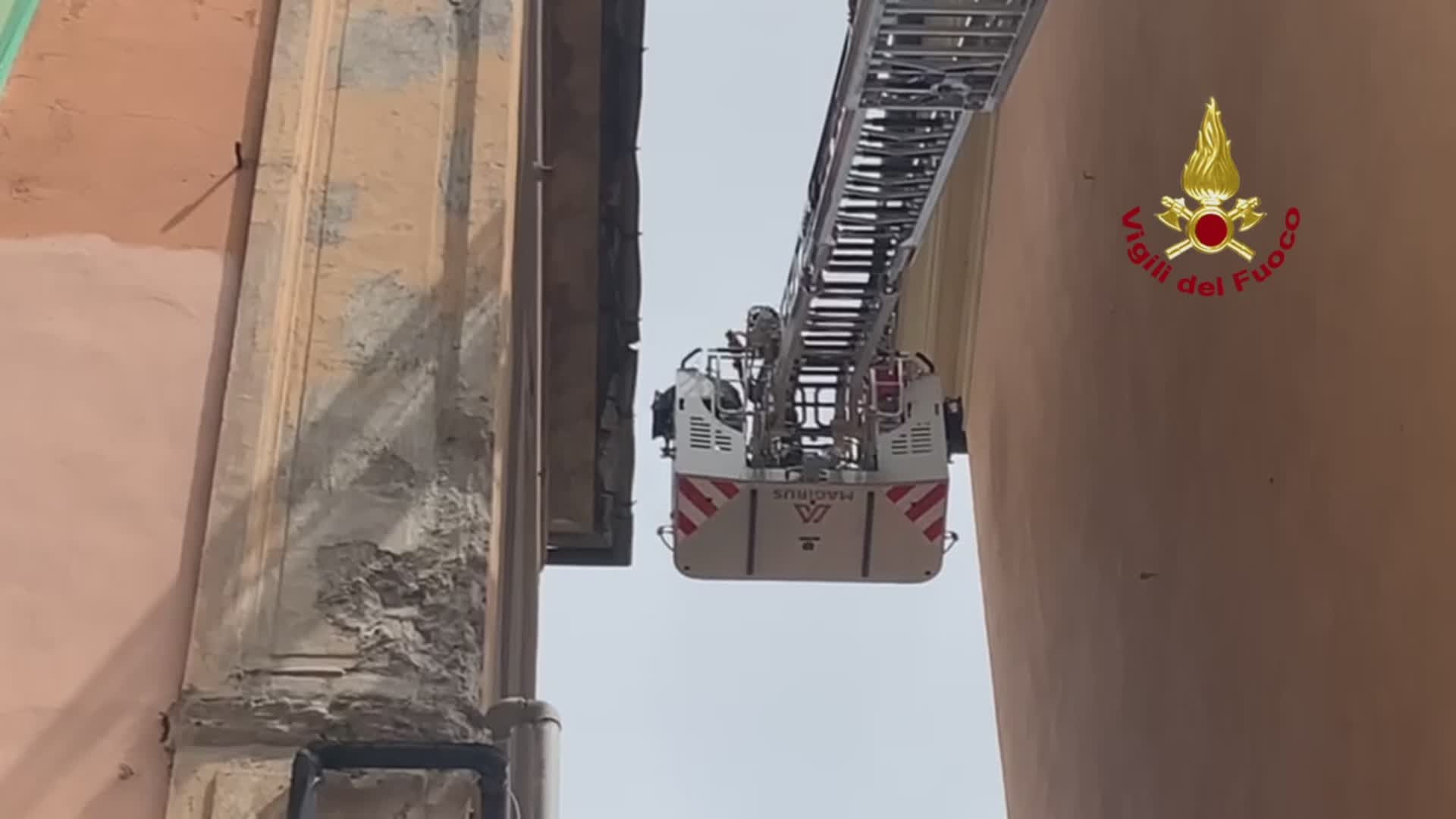 Maltempo a Genova, intonaco pericolante in via Fillak: strada chiusa per un quarto d'ora