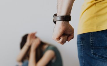 Genova: picchia la figlia perchè torna tardi, poi aggredisce una donna con una mazza da baseball