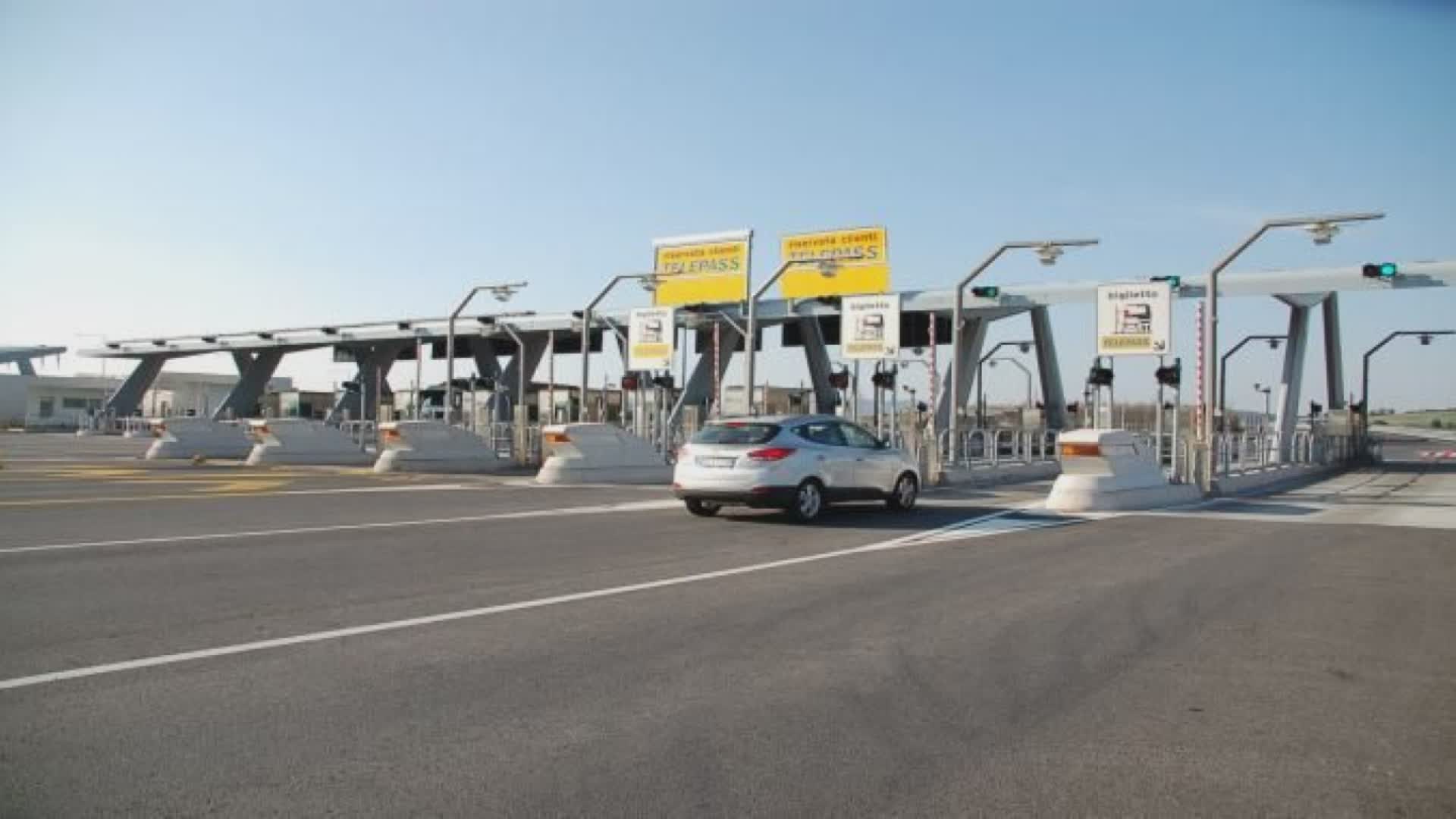 Ventimiglia, cittadino cinese fermato al casello autostradale con 900 mila euro: sequestrati dalla Guardia di Finanza