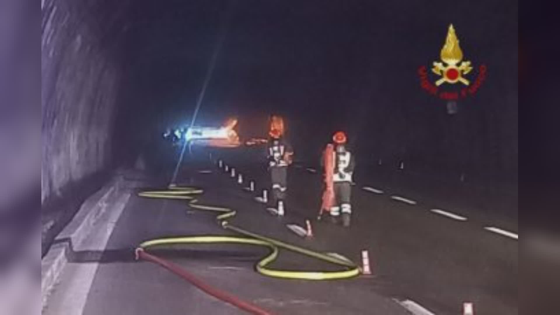 A10, furgone a fuoco in galleria: code fino a 14 km