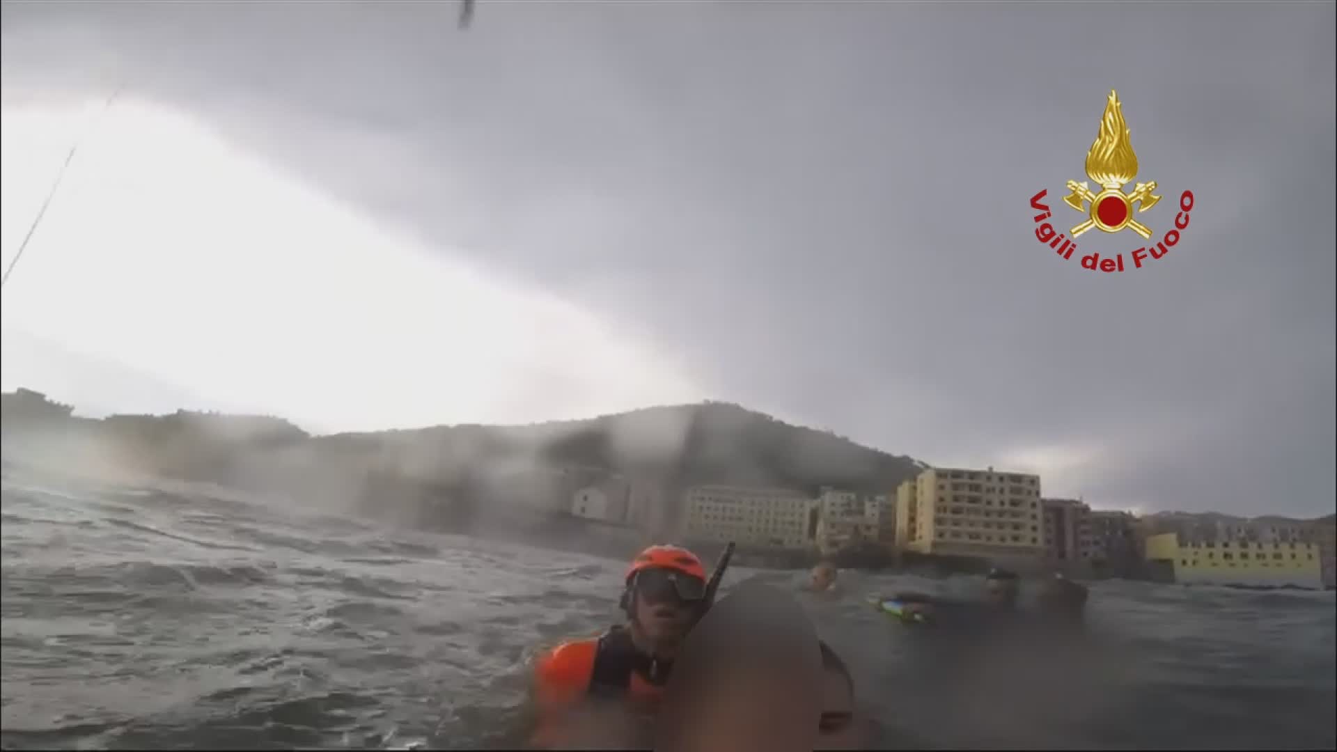 Genova, fanno il bagno e non riescono a tornare a riva: soccorsi tre ragazzi a Quinto (VIDEO)