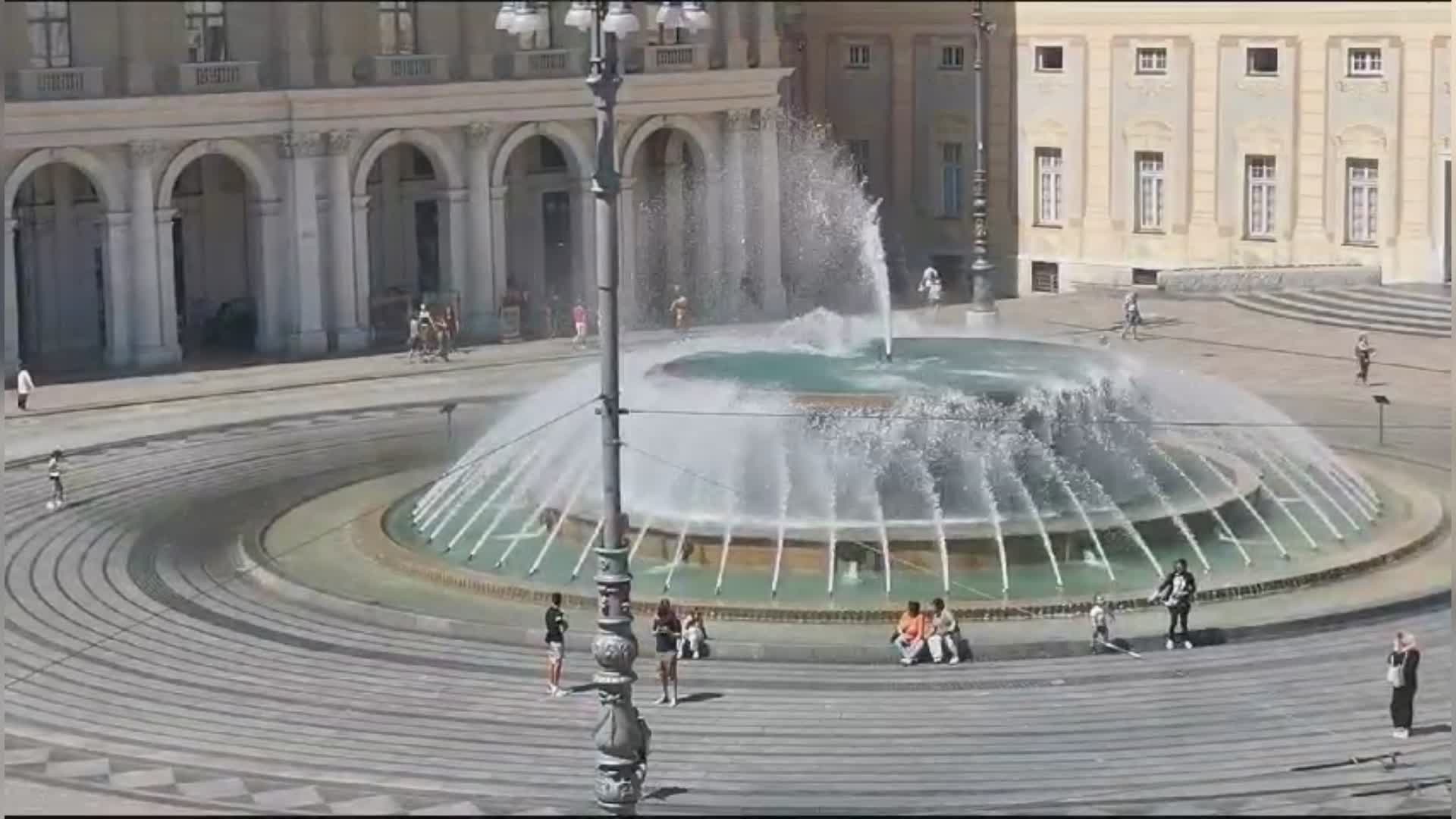 Genova, forte vento in città: si "sposta" anche l'acqua della fontana di De Ferrari (VIDEO)