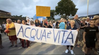 Andora, mille persone per la “via crucis” dell’acqua salata. Il sindaco Demichelis: “Chiediamo al Governo la moratoria delle bollette”