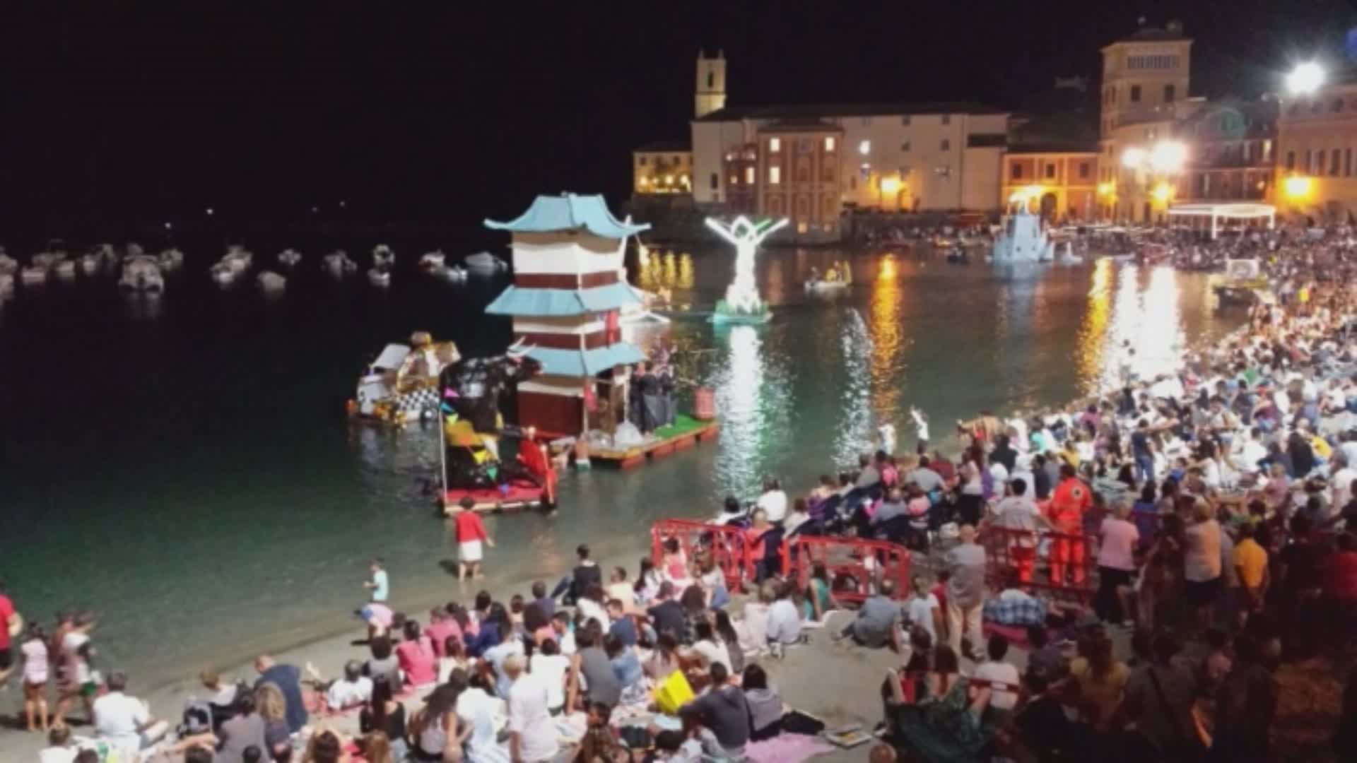 Sestri Levante, migliaia di persone per assistere alla 'Barcarolata': tra i 14 partecipanti, vince "Maya Castelli di Sabbia"