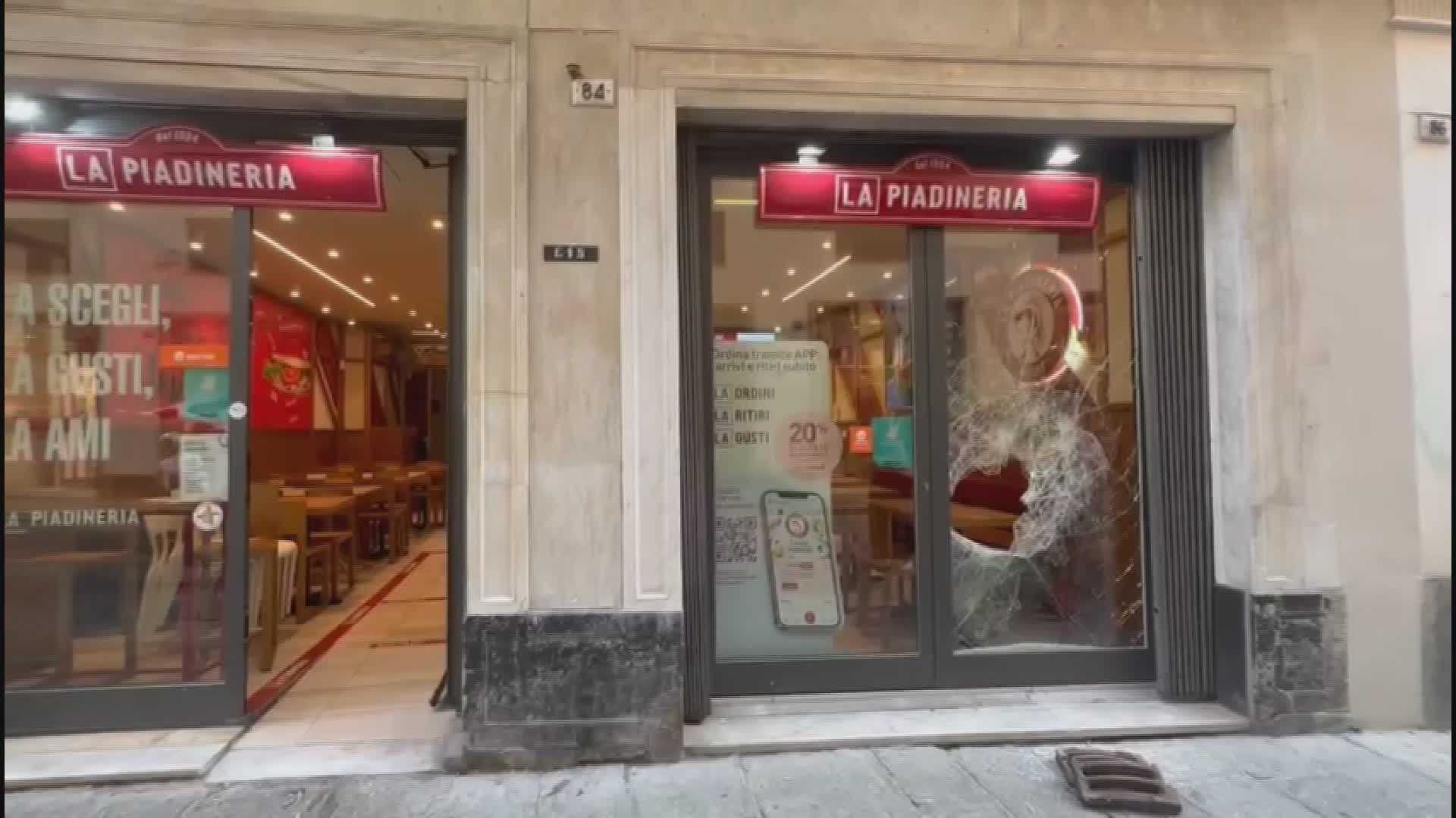 Genova, infranta con un tombino la vetrina della piadineria di via di Soziglia (VIDEO)