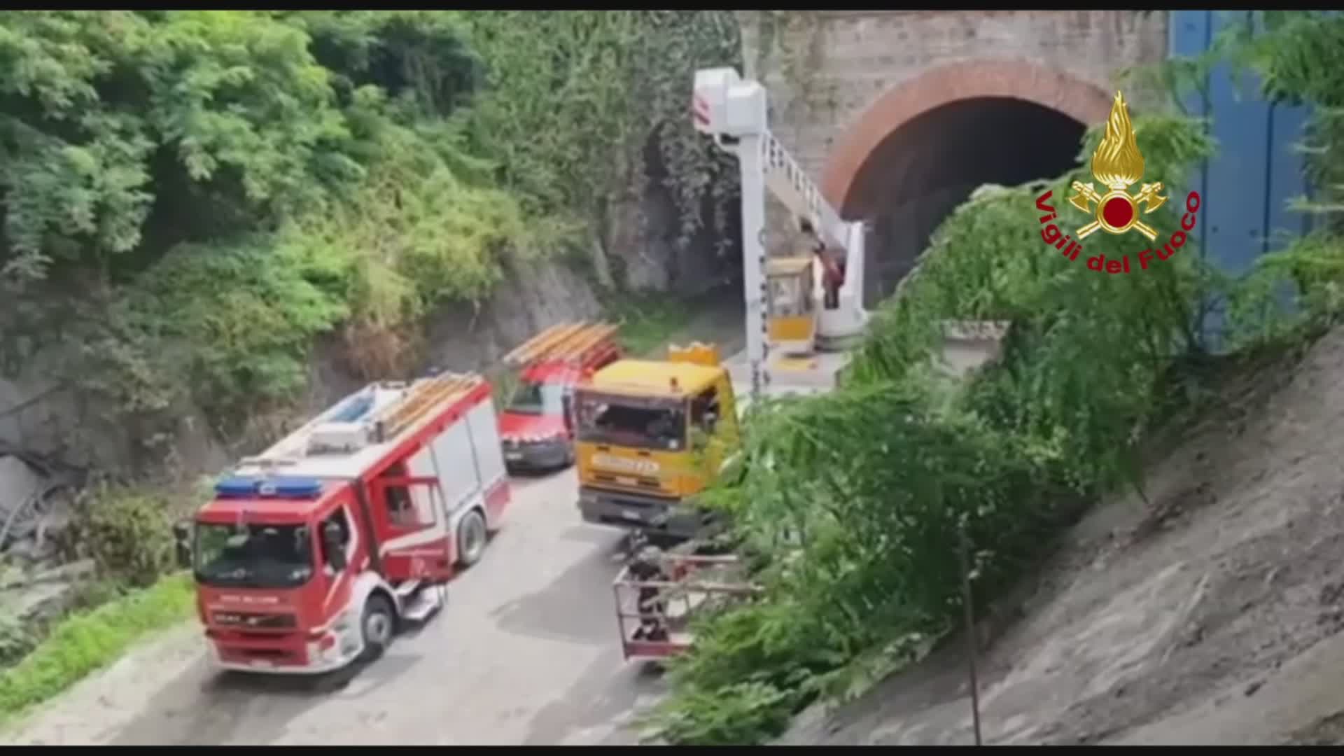 Genova, nodo San Benigno: lavoratrice rischia di cadere dal cestello di una piattaforma, soccorsa dai vigili del fuoco (VIDEO)