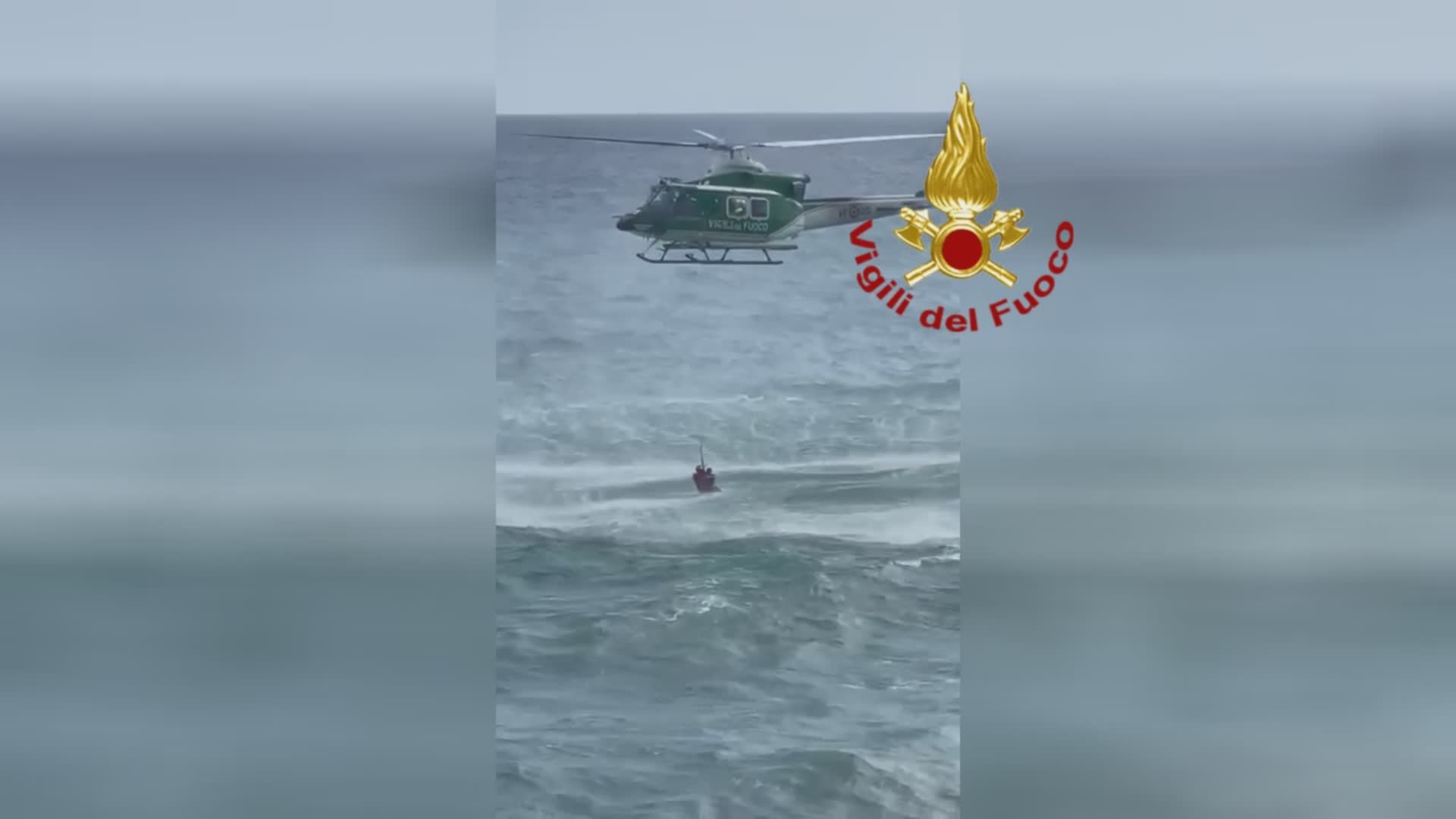 Genova, due ragazzi fanno il bagno a Capolungo e non riescono a tornare a riva: salvati a 80 metri dalla costa