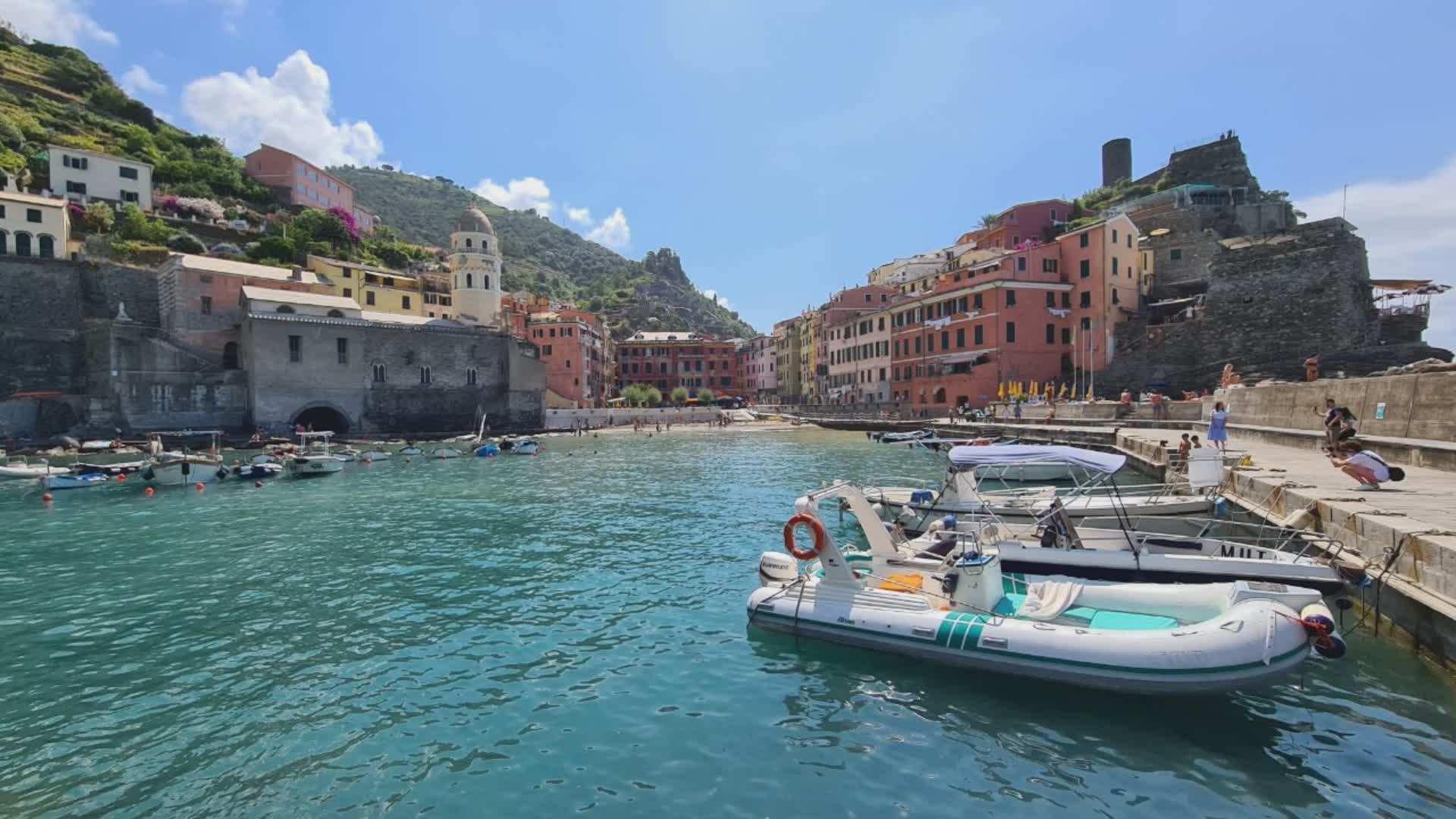 Liguria ad agosto la regione preferita dai turisti italiani, Toti: "Premiata la nostra versatilità"