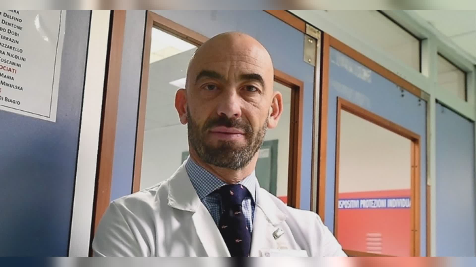 Bassetti "clonato" dai truffatori del web, appello del professore: "Non abboccate"