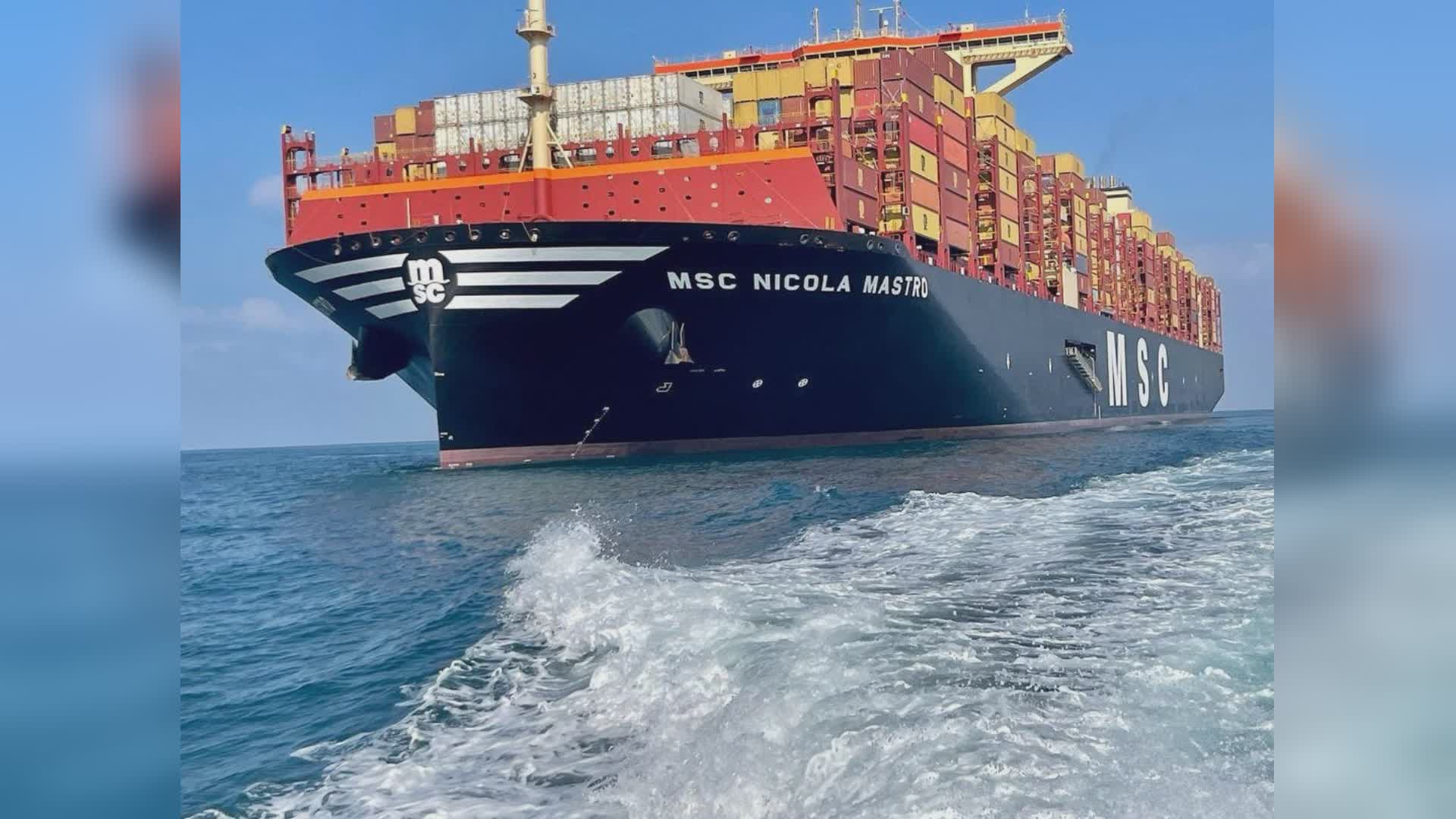 Genova, portacontainer lunga 400 metri arriva al terminal di Pra'