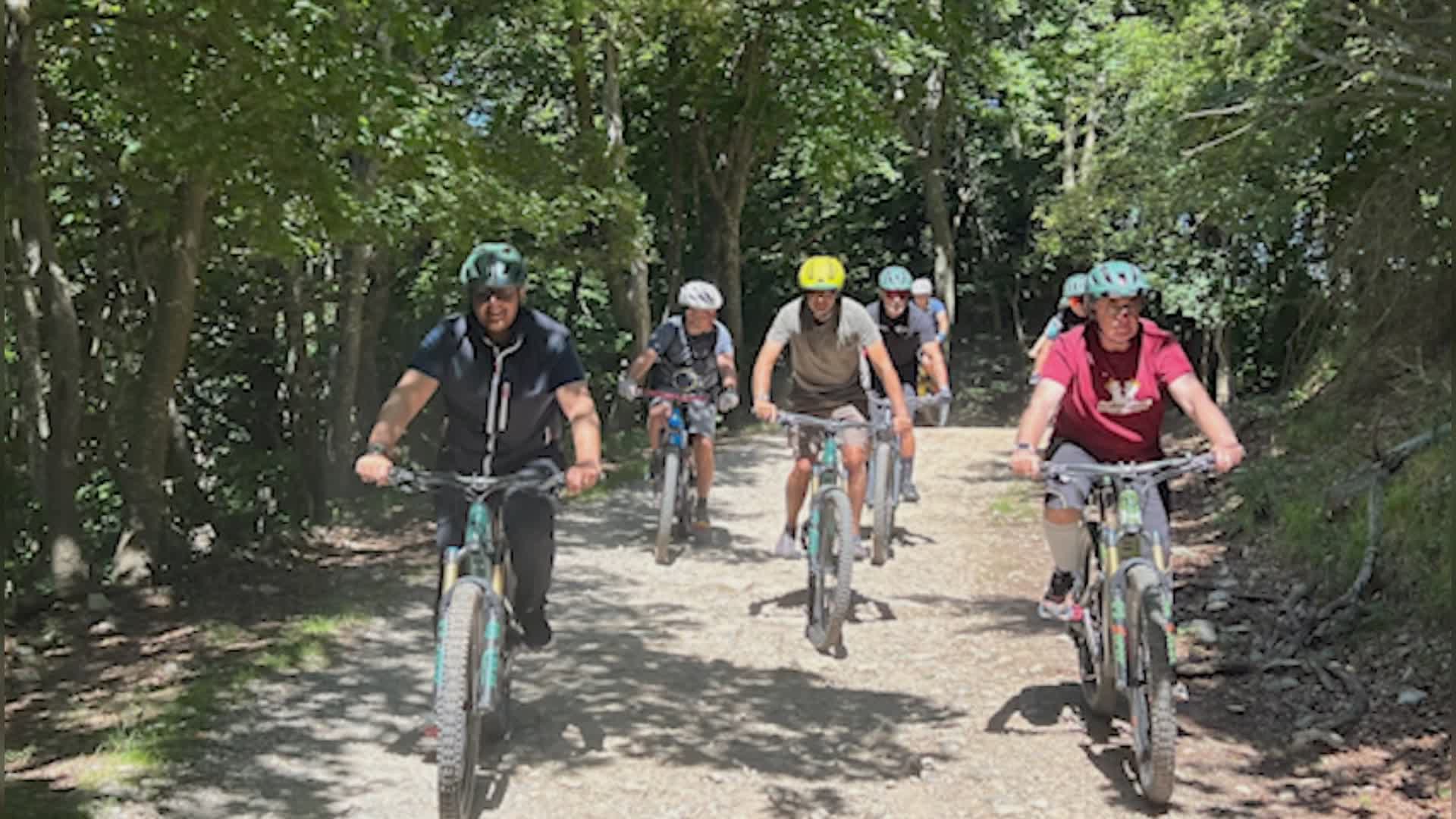 Liguria in mountain bike, il governatore Toti in visita al comprensorio del Finalese