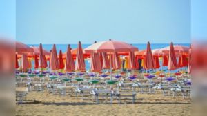 Sanremo, sdraio e ombrelloni abusivi in spiaggia libera: sequestrata area di mille metri quadri