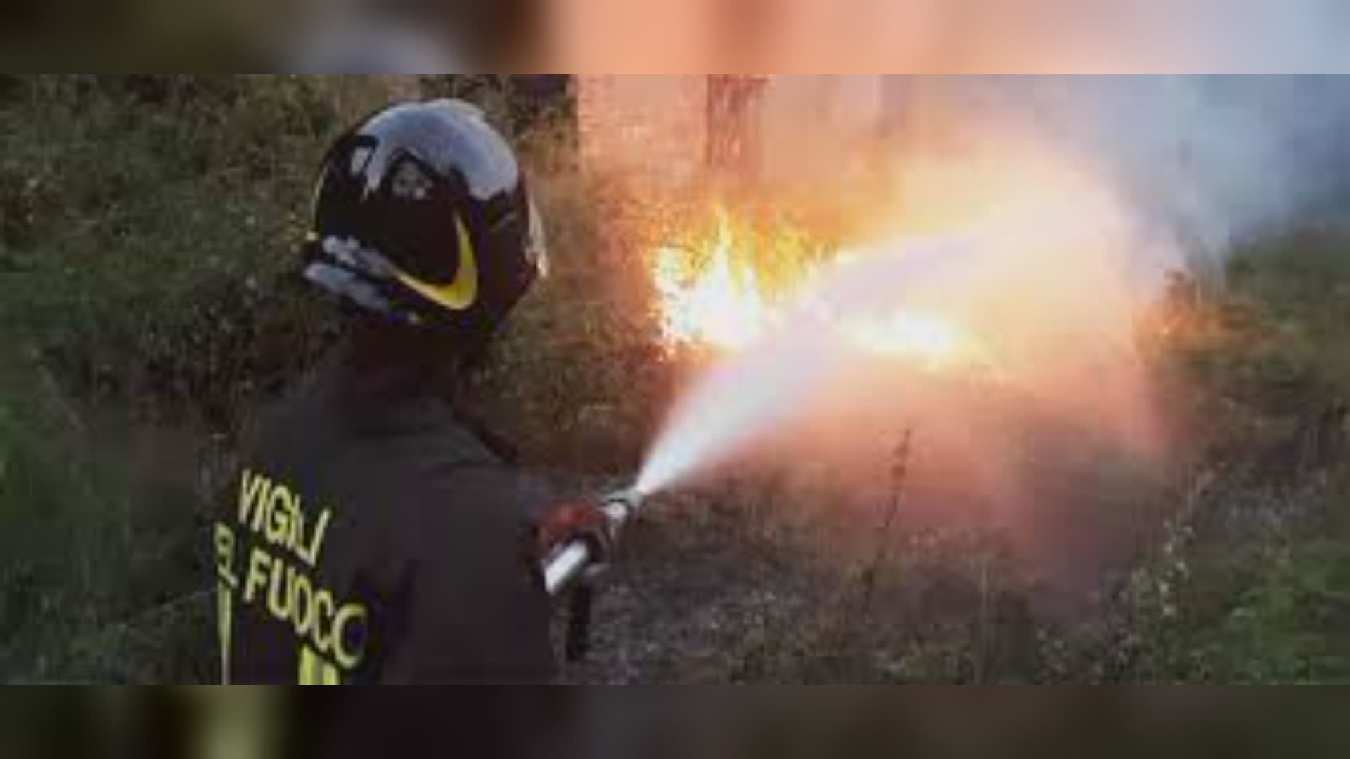 Genova, è ripartito l'incendio nei boschi ad Acquasanta