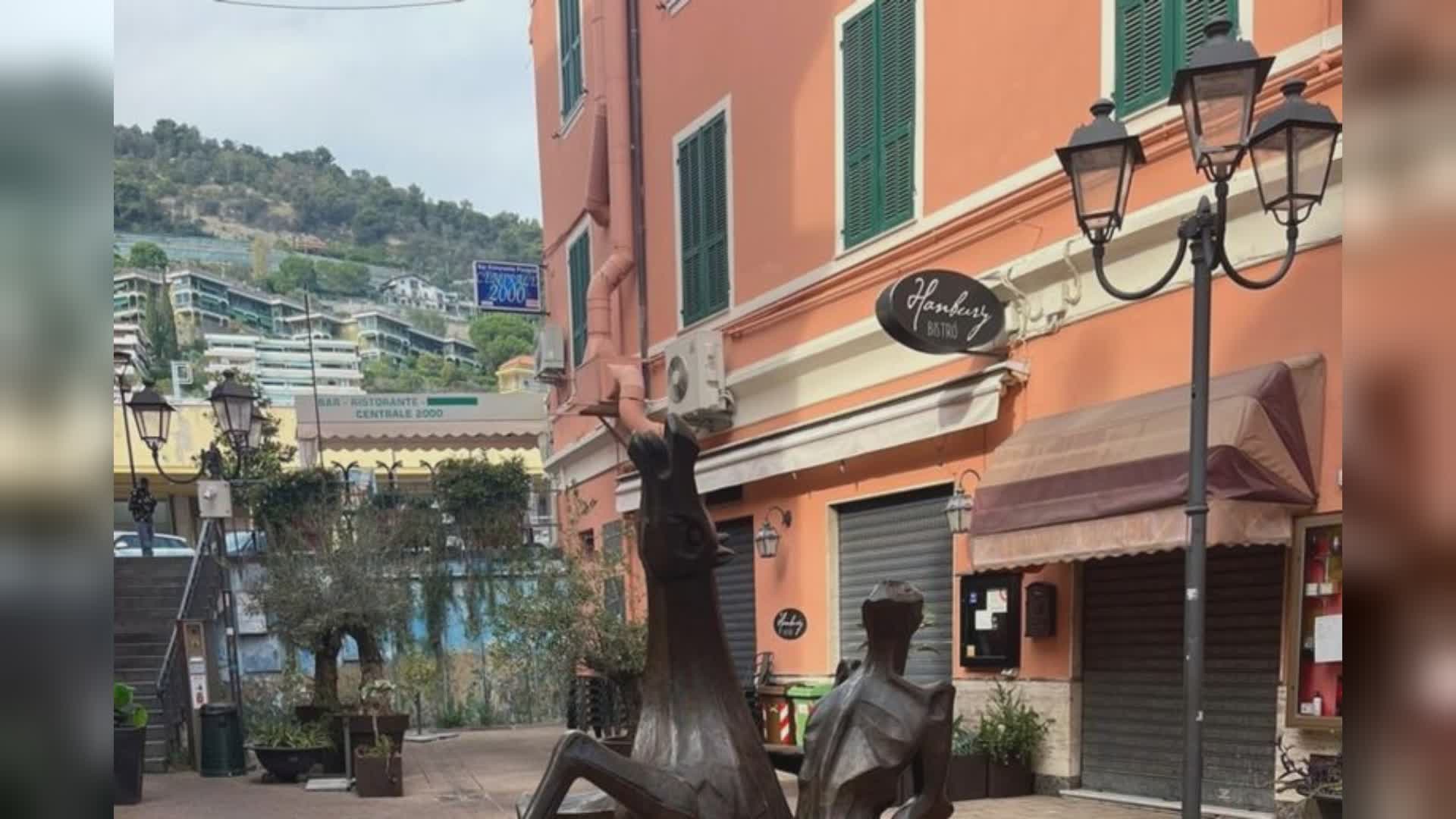 Ventimiglia: danneggia scultura del maestro De Feo, denunciato