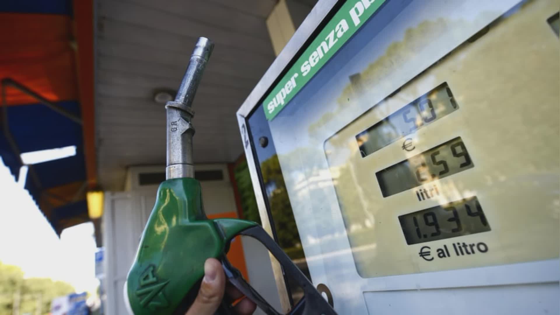 Benzina, Assoutenti: "Aumenti ingiustificati, il petrolio cala"