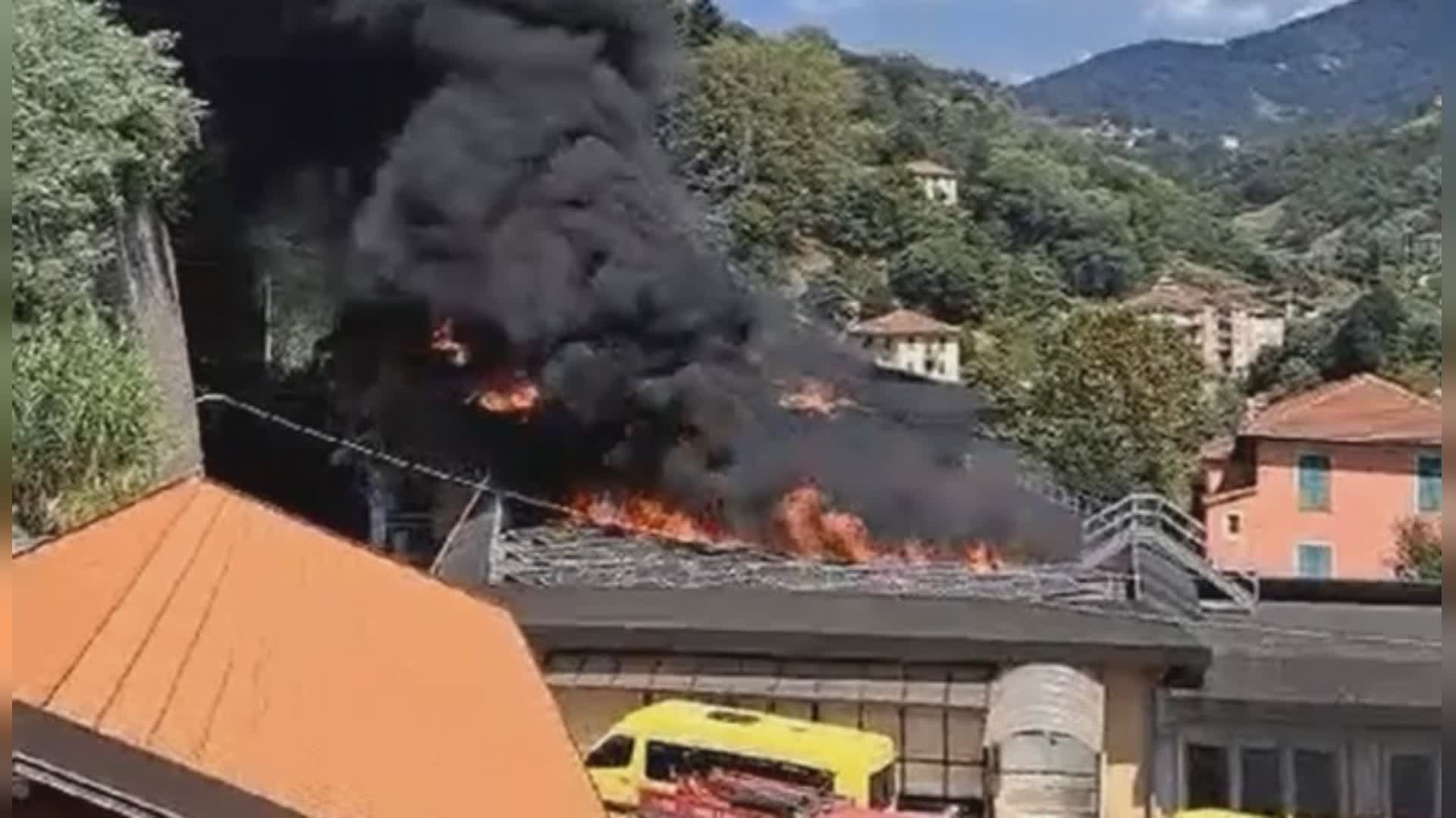 Mignanego, a fuoco tetto della scuola 'Benedetto Croce': vicepreside intossicato, sotto accusa i pannelli solari