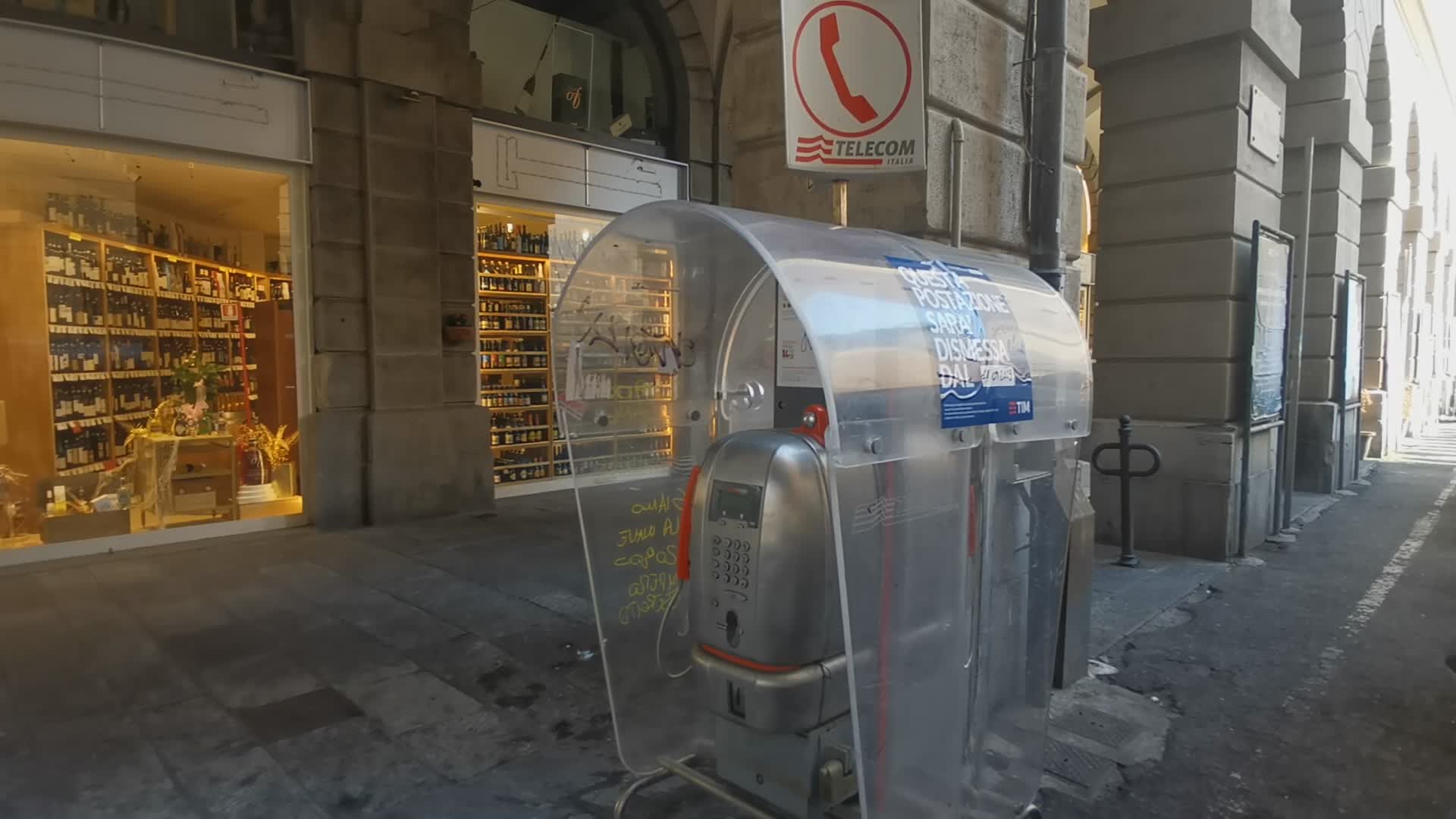 Liguria, presto saranno rimosse le ultime 700 cabine telefoniche: il malinconico addio a 70 anni di chiamate con schede e gettoni (VIDEO)