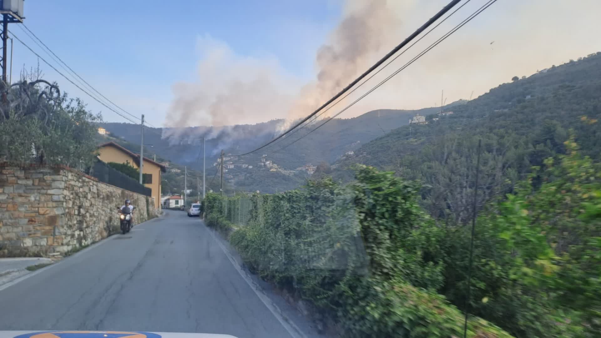 Ceriana, incendio ancora attivo nella zona di Verezzo: evacuate 7 persone