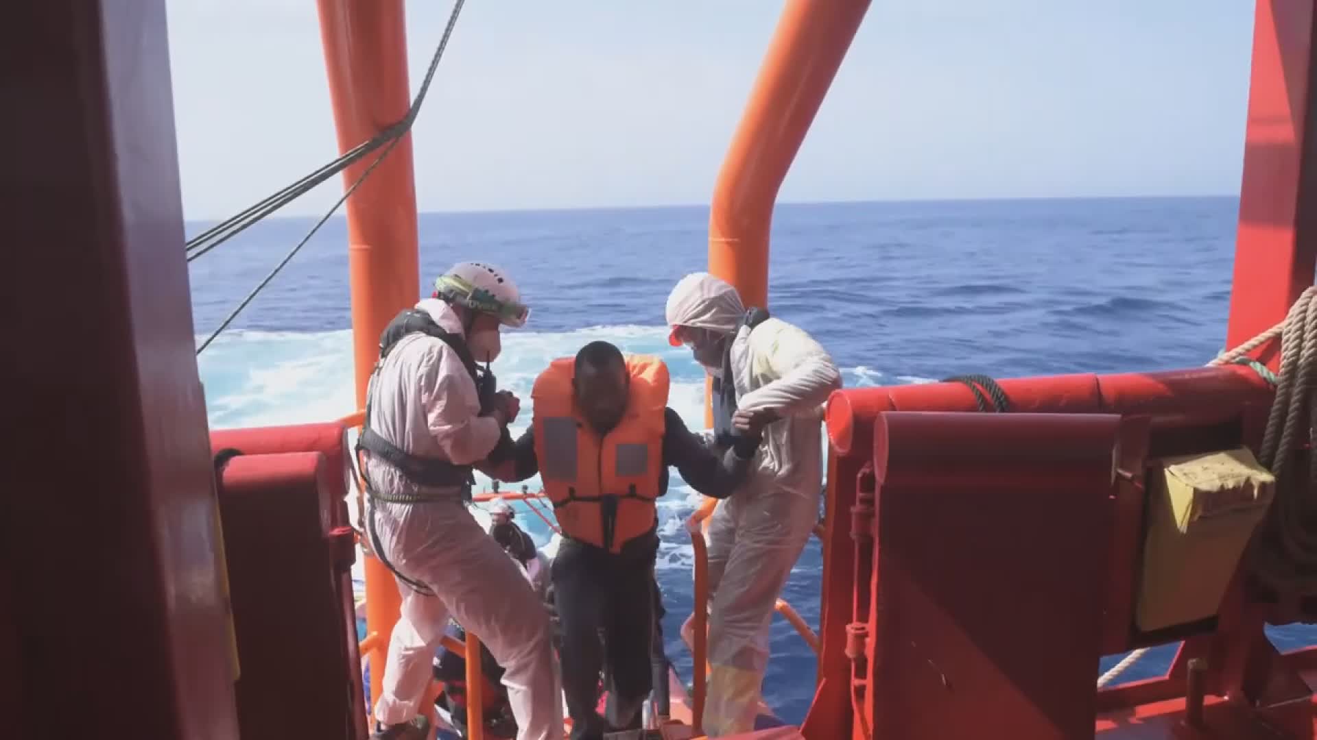 Genova, per la Ocean Viking scalo tecnico a Vibo Valentia: non sarà in Liguria prima di martedì sera