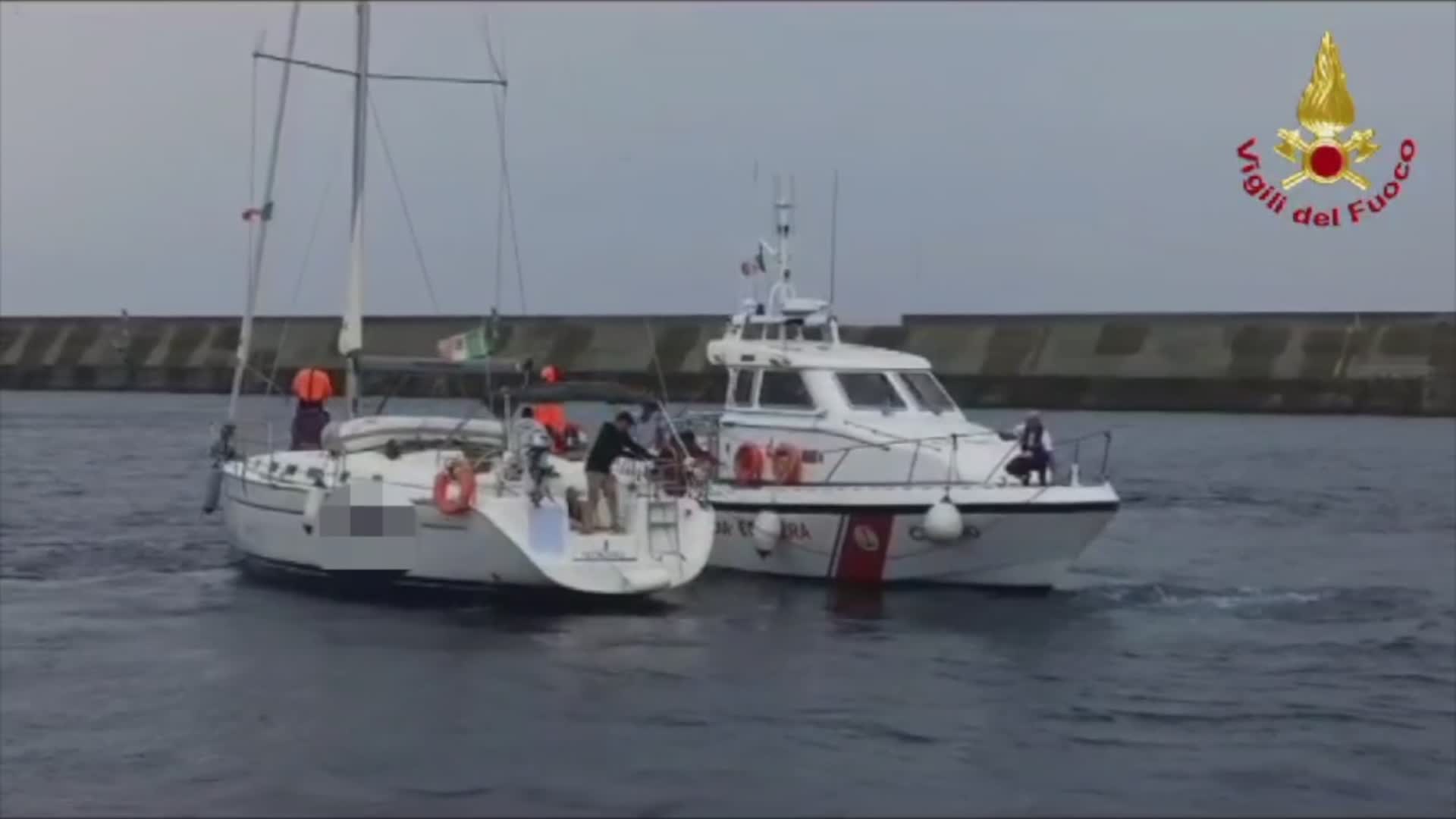 Arenzano, malore per lo skipper di un'imbarcazione a 6 miglia dalla costa: salvato da guardia costiera e vigili del fuoco