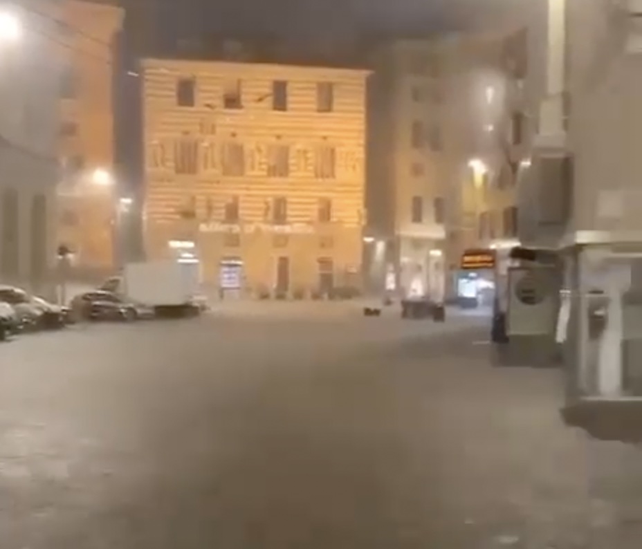 Genova ko per il temporale: sottopassi chiusi, vie come fiumi, treni fermi, funicolari chiuse. Statale 45 interrotta. Dalle 8 Telenord in diretta