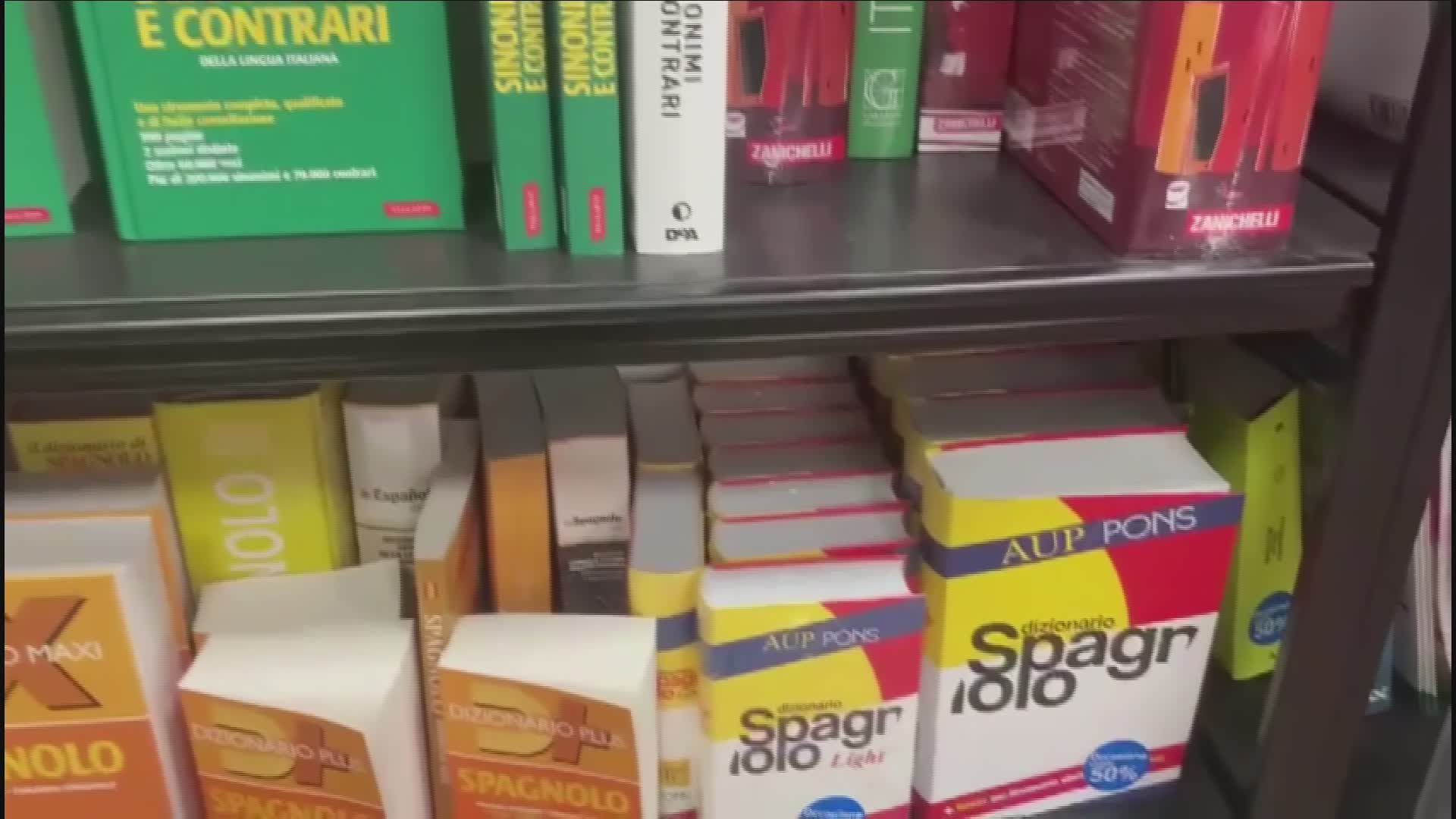 Libri scuola, con l'usato si risparmia. Per i nati nel 2004 c'è il bonus cultura