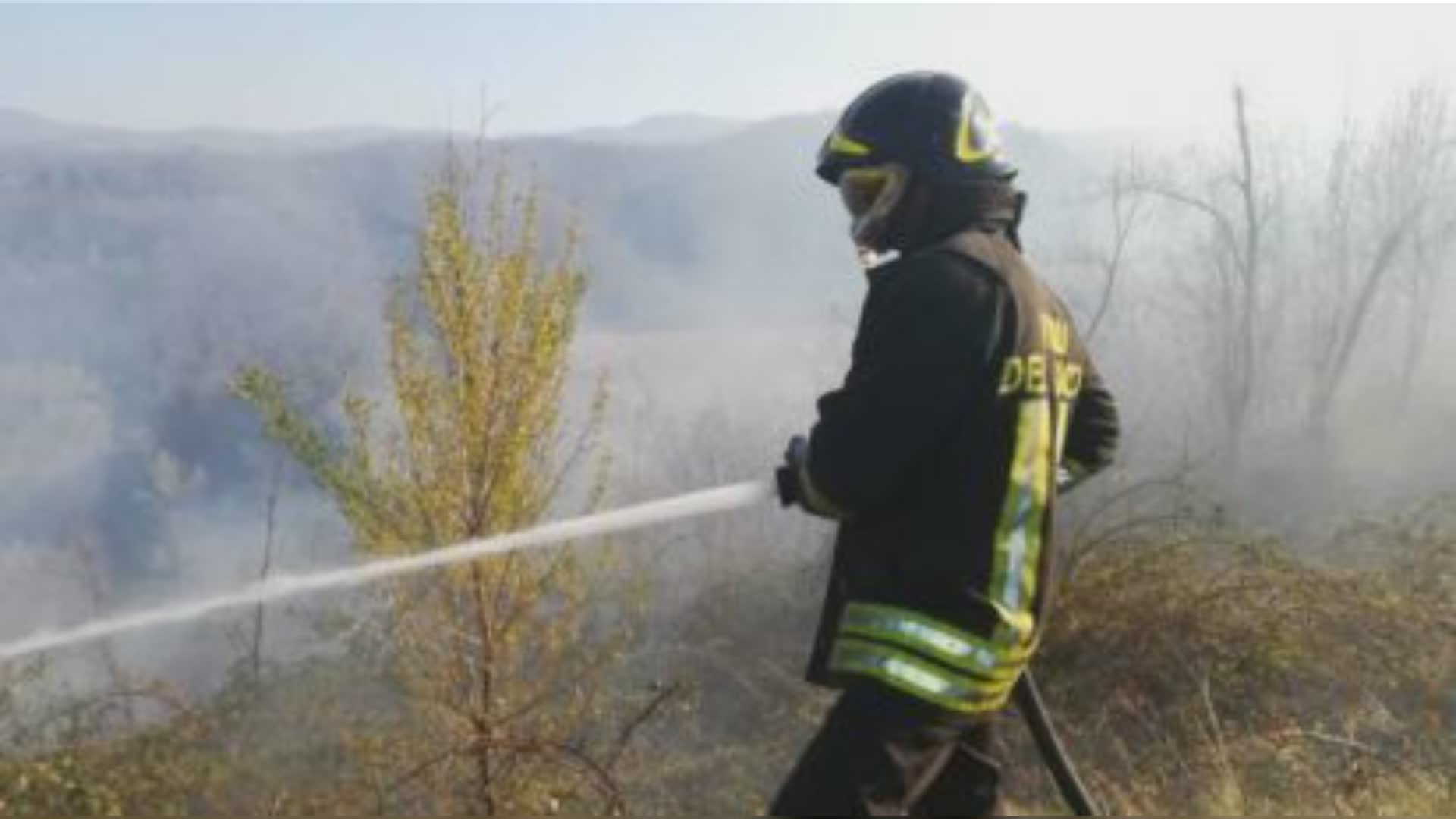 Ventimiglia: in fiamme bosco sulle alture, intervenuto l'elicottero