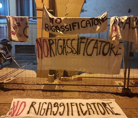 Rigassificatore, il 10 settembre “catena umana” sulle spiagge di Savona e Vado per dire no