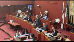 Consiglio Comunale Genova, approvata la mozione sui depositi chimici. Il sindaco Bucci: “Nessuna retromarcia”