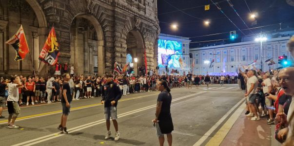 Genoa, la passione dei tifosi per i 130 anni del club: le vie del centro colorate di rossoblù