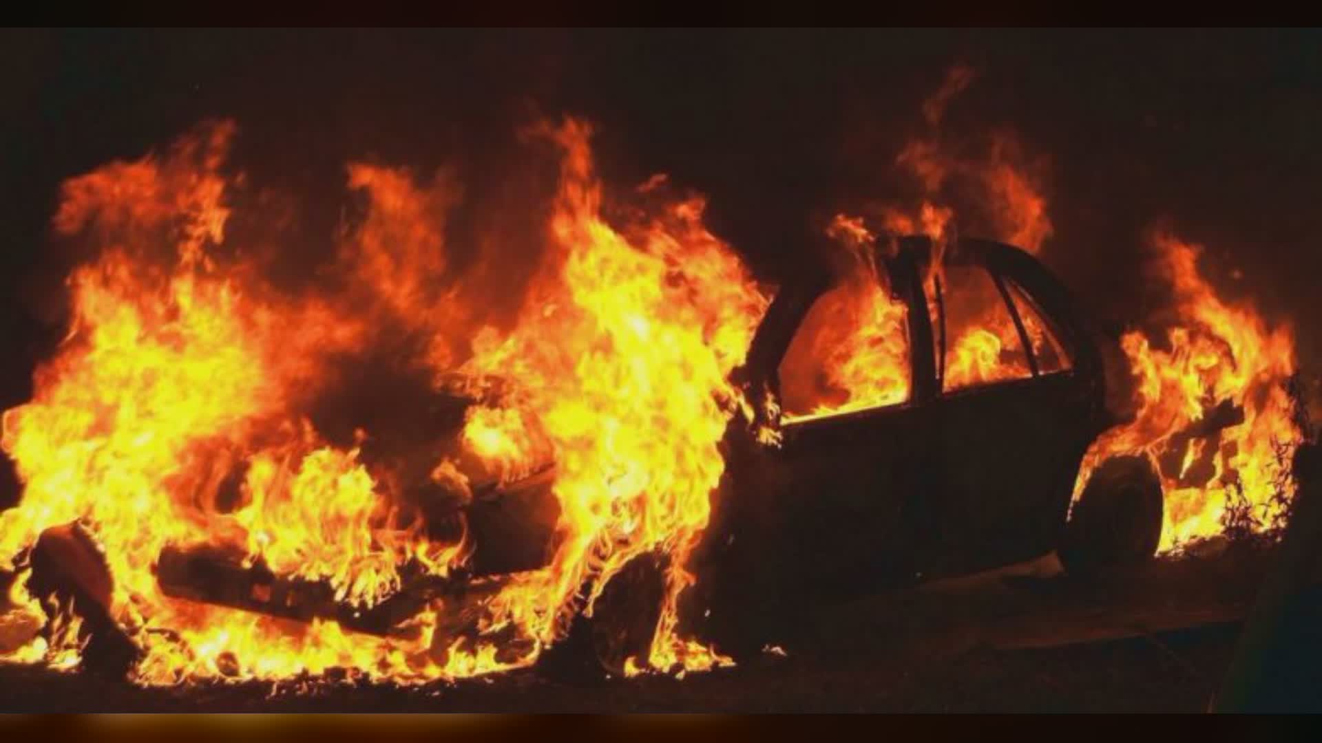 Genova, auto in fiamme nella notte: intervengono i vigili del fuoco. Stessa dinamica a Coreglia, nessuna persona coinvolta