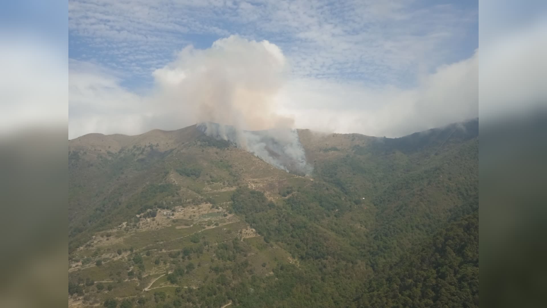 Montaldo Carpasio, incendio nei boschi: due elicotteri per spegnere le fiamme