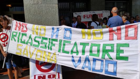 Rigassificatore, a Savona presidio sotto la sede dell'Unione Industriali per dire 'no'. Fischi al governatore Toti
