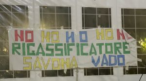 Rigassificatore, continua la protesta dei savonesi. ReCommon: “Progetto approssimativo, non calcolate le interazioni con le opere già esistenti”