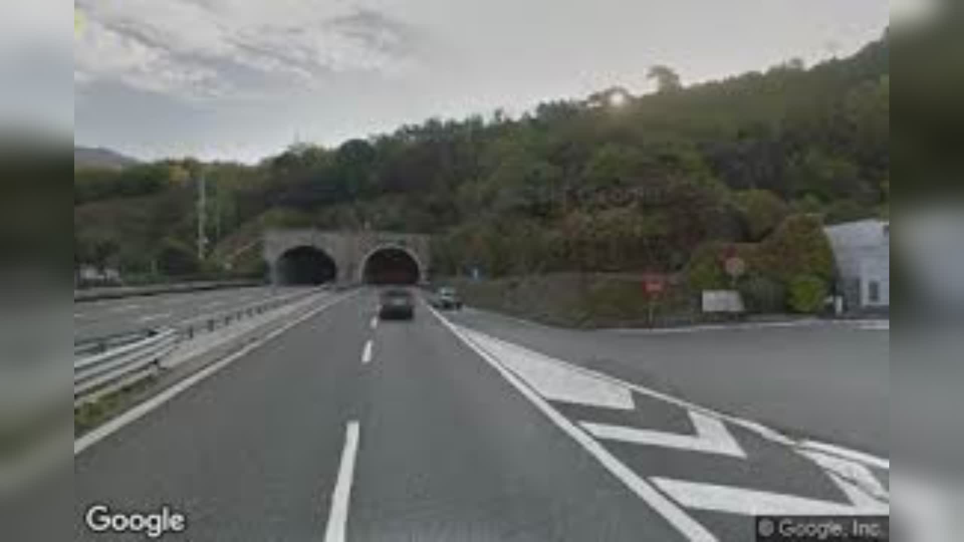 Genova, vede un uomo fare pipì in un'aiuola dell'autostrada e lo rimprovera: presa a schiaffi
