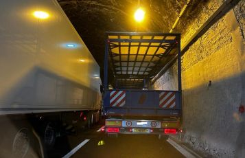 Genova, camion danneggia galleria sull'autostrada A10: chiuso e poi riaperto il tratto tra Aeroporto e Pra'