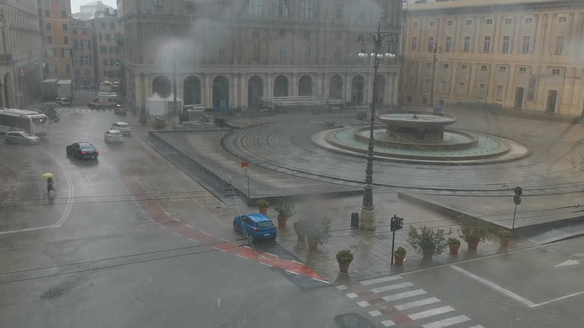 Genova, improvviso temporale a mezzogiorno: i video da Piazza De Ferrari
